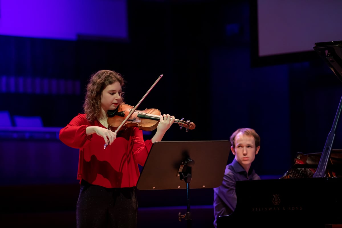 Sarah Bayens (our 2018 winner, violin) gave us an incredible performance, while the public votes were being counted.
